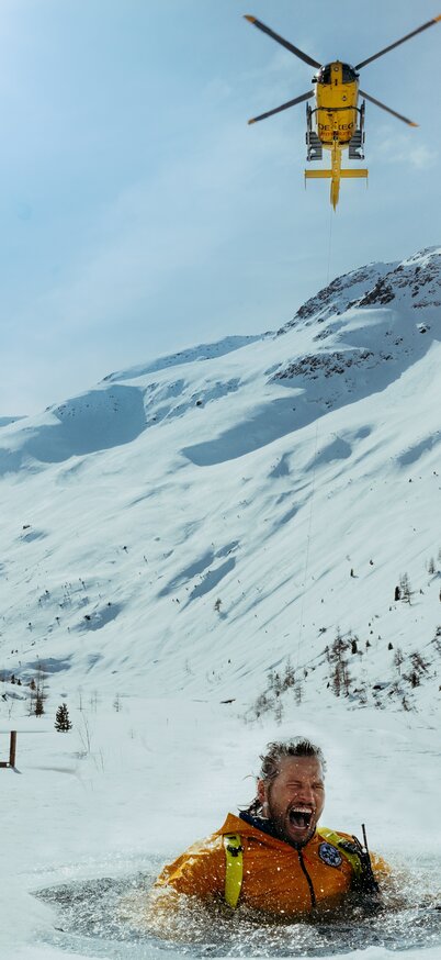 Ein Mann ist im See eingebrochen. Rechts im Bild fliegt der Helikopter.  | © ZDF_2024_16.Staffel