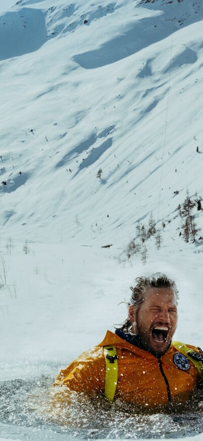 Ein Mann ist im See eingebrochen. Rechts im Bild fliegt der Helikopter.  | © ZDF_2024_16.Staffel