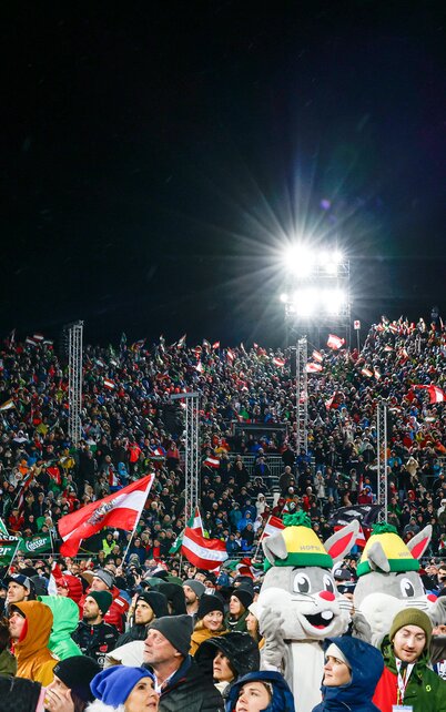 24.01.2024, Schladming, Steiermark, Österreich (Austria): Nightrace 2024 auf der Planai, Slalom, Herren, 2. Durchgang, im Bild eine Übersicht mit zwei Hopsis, Zuschauern und geschwenkten Fahnen 
Fotocredit: Martin Huber | © (c) Martin Huber - all rights reserved