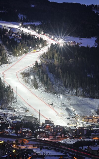 21.01.2024, Schladming, Steiermark, Österreich (Austria): Vorbereitungen für das Nightrace 2024, Riesenslalom und Slalom, auf der Planai - im Bild Teile des Orts Schladming, die Planai und die mit Flutlicht beleuchtete Rennpiste zur blauen Stunde in der Abenddämmerung. Fotocredit: Martin Huber