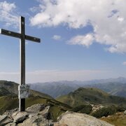 Gipfelkreuz Karlspitze, links Schreinl, rechts Hühnereck