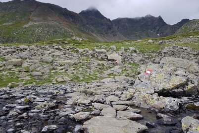 Hiking trail #702 at Vetternkar cirque below the summit of Rotmandlspitze