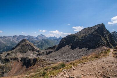 View from Rotmandlspitze to Sauberg summit and Kruckeckscharte mountain saddle