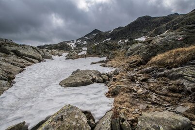 Some leftover snow below Kruckeckscharte ridge - Vetternspitze summit in the background.