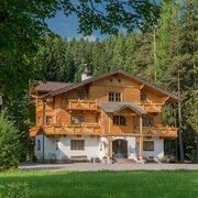 Bio-Holzhaus aus Tannenholz mit Kachelofen