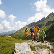 Eine Familie wandert durch die Giglachalmen