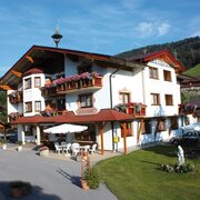 Holzerhof im Sommer