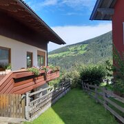 Balkon mit Nachbarhaus