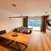 Wohnzimmer_Esstisch_Couch_view