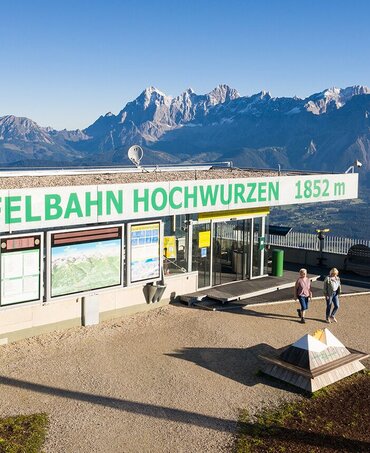 Dier Bergstation der Gipfelbahn Hochwurzen mit dem Willkommensbankerl