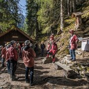 Gruppe vor einer Führung beim Mundloch Annastollen