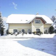 Winterbild Vorderansicht mit Parkplatz