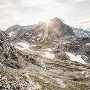 Die Sonne versinkt hinter dem Landfriedstein im Gebiet "am Stein"