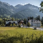 Blick auf Ramsau Kulm mit Kulmkirche und Kulmwirt