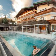Ennstalerhof mit Infinity Pool im Winter