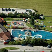 Erlebnisfreibad Haus von oben