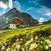 Das Guttenberghaus mit dem Hausberg Eselstein im Hintergrund...