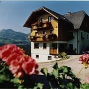 Hausfoto Sommer mit Blumen