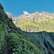 Auf schmalen Pfaden Richtung Klafferkessel - rechts im Bild der Schleierfall
