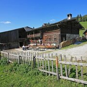 Der Blick auf die Halseralm im Sommer.