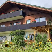 Hausansicht von Süden mit Photovoltaik-Balkon