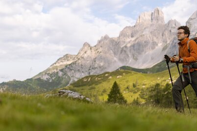 Die Bischofsmütze immer gut im Blick