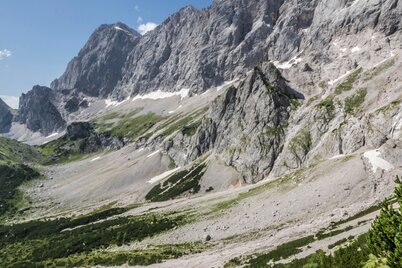 Blick in die Dachstein Südwände und zum Tor