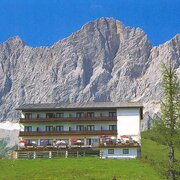 Hotel Dachstein mit Dachstein Südwand