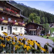 Bauernhof, im Hintergrund Gästehaus