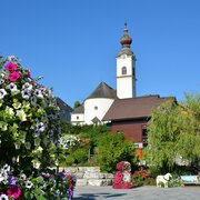 Schlossplatz mit Blick auf die Pfarrkirche Haus