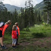 Am Beginn tauchen immer wieder die Tiere des Bogenparcours auf.