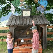 Kinder an der Station Max & Moritz am Märchenweg Rohrmoos