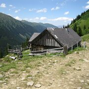 Die Mahdfeldalm liegt knapp über der Waldgrenze und bietet einen schönen Ausblick