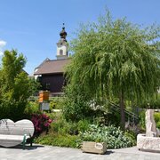 Schlossplatz mit Brunnen in Haus im Ennstal