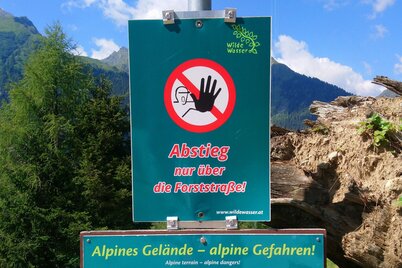 Please descend from Riesachsee lake along the forestry road