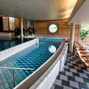 Pool mit Wasserfall und Sitzbank