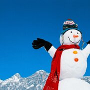 Schneemann vor der Kulisse des Dachstein-Massiv