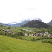 Reizvolle Frühjahrsstimmung mit dem noch schneebedeckten Grimming