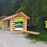 Das Informationsportal Hopfriesen mit Sitzbank und Beschilderung