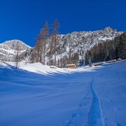 Aufstiegsspur Richtung Lärchbodenalm mit Sinabell im Hintergrund