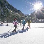 Schneeschuhwanderer in Hopfriesen auf der Schneeschuhtour Obertal