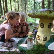 Kinder bestaunen die Schwammerlstadt am Schwammerlweg