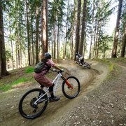 Mountain bikers on the Stadium Flowline | © Josh Absenger