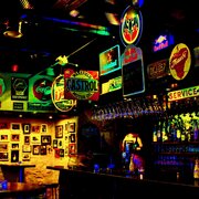 Bar mit Werbetafeln