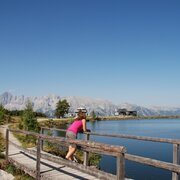 Reiteralmsee mit Bergstation Preunegg-Jet und Dachstein-Panorama