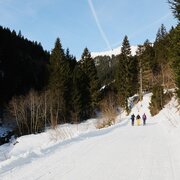Bergauf auf dem bestens präpariertem Weg