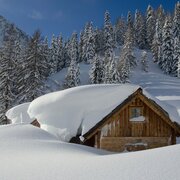 Tief verschneite Langpoltenalm