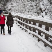 Wanderer auf dem Weg durch die winterliche Talbachklamm