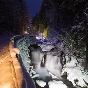 Abendliche Effektbeleuchtung in der winterlichen Talbachklamm