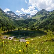 Duisitzkar mit dem Duisitzkarsee und den beiden Hütten im Obertal